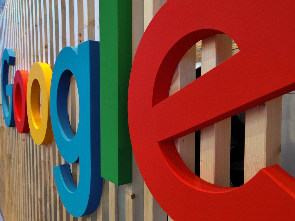 How Google Creates Knowledge Panels